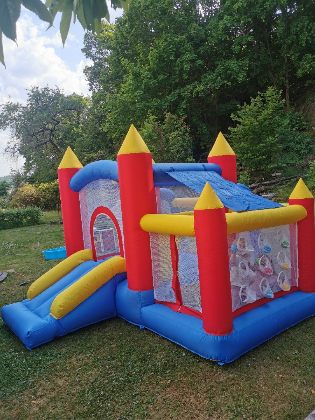 Hoppborg för barn med bollhav 