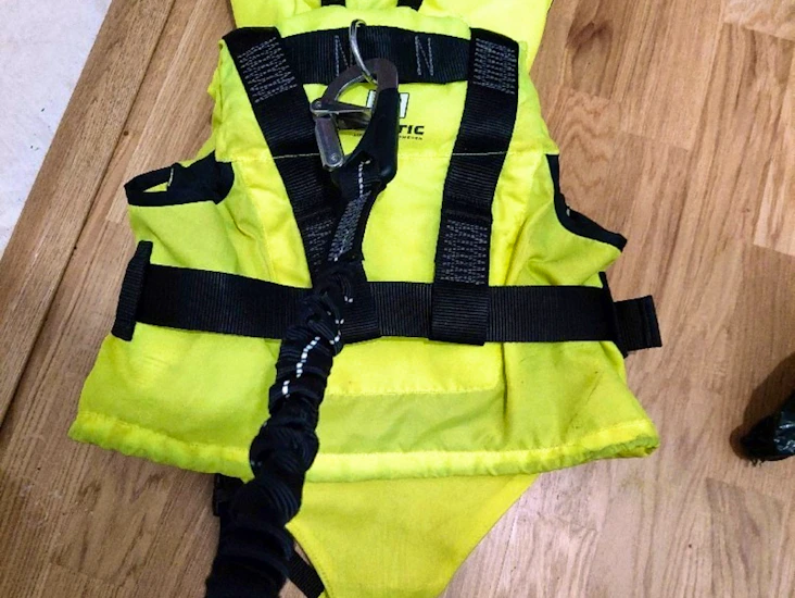 Barnflytväst 3-15 kg med säkerheteslina