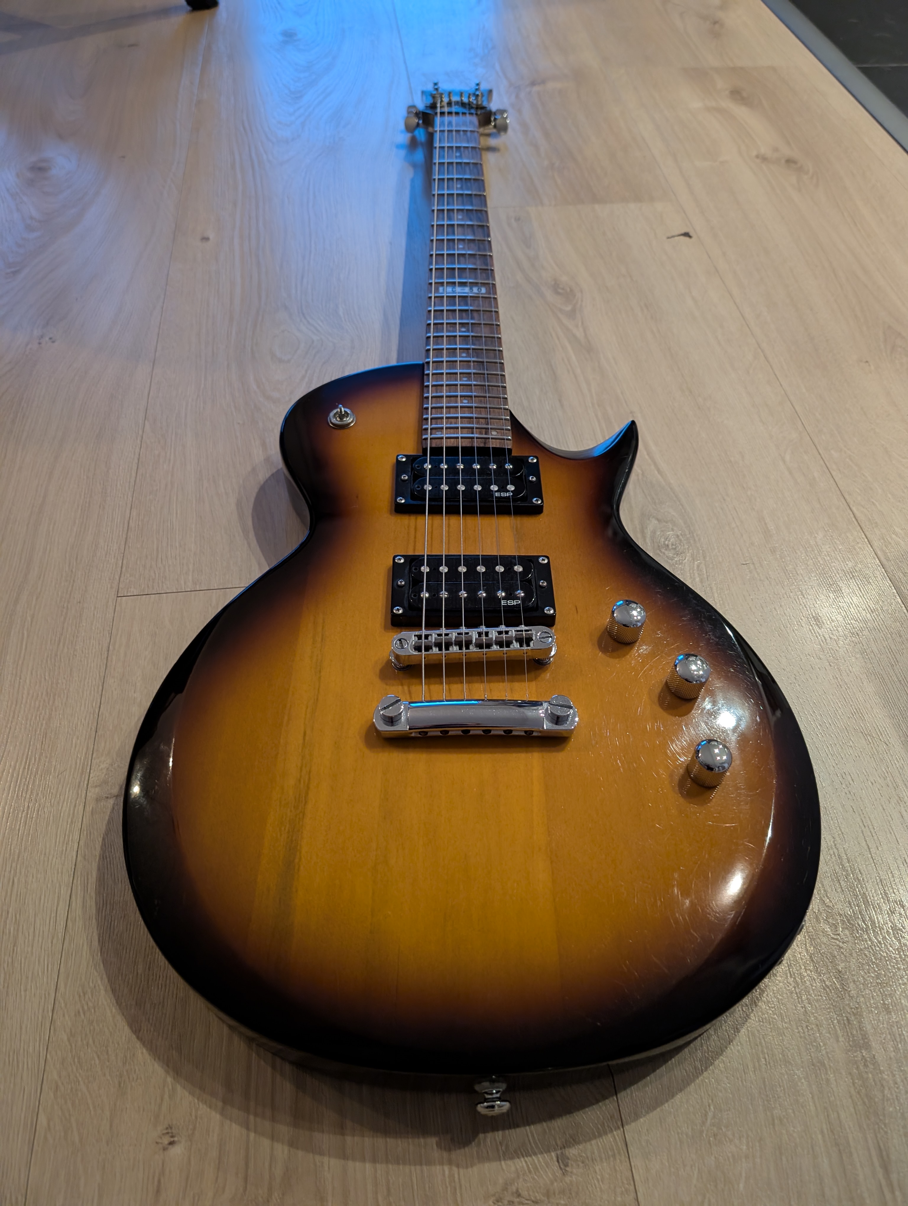 Esp ltd ec-50 sähkökitara + epiphone electar 10 vahvistin