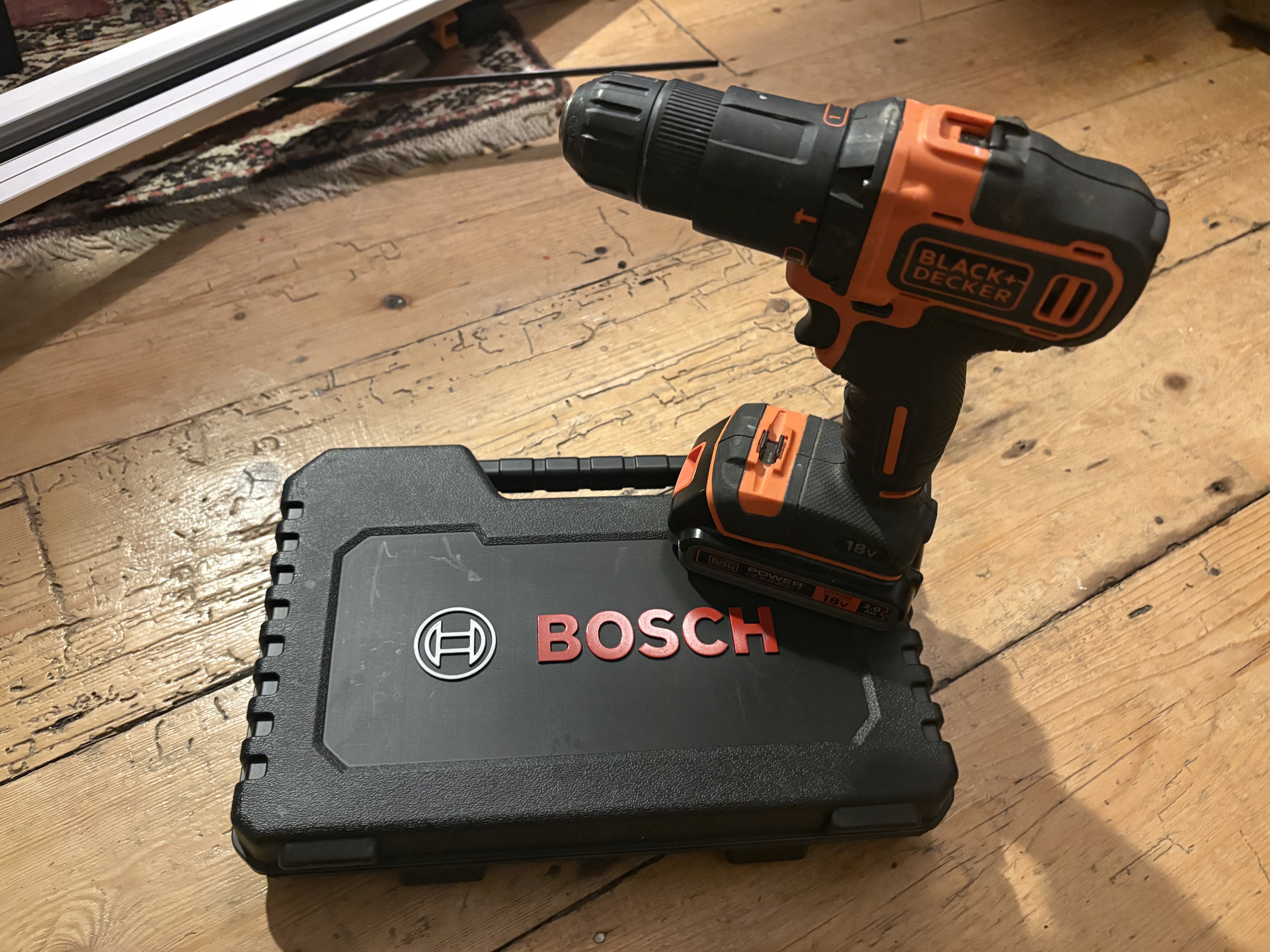 Cordless drill driver and drill bit set