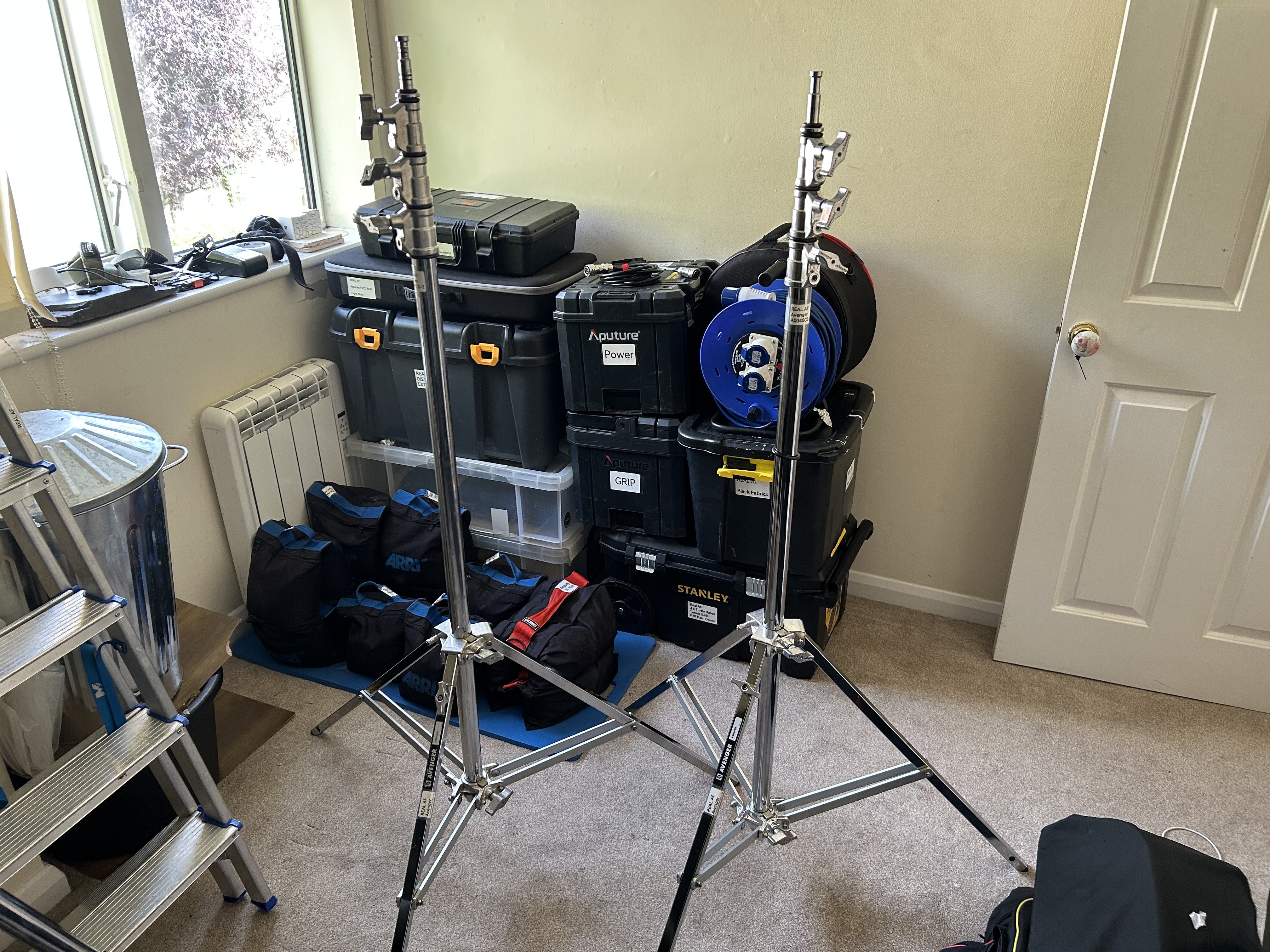 2 x avenger a0045cs baby steel stands