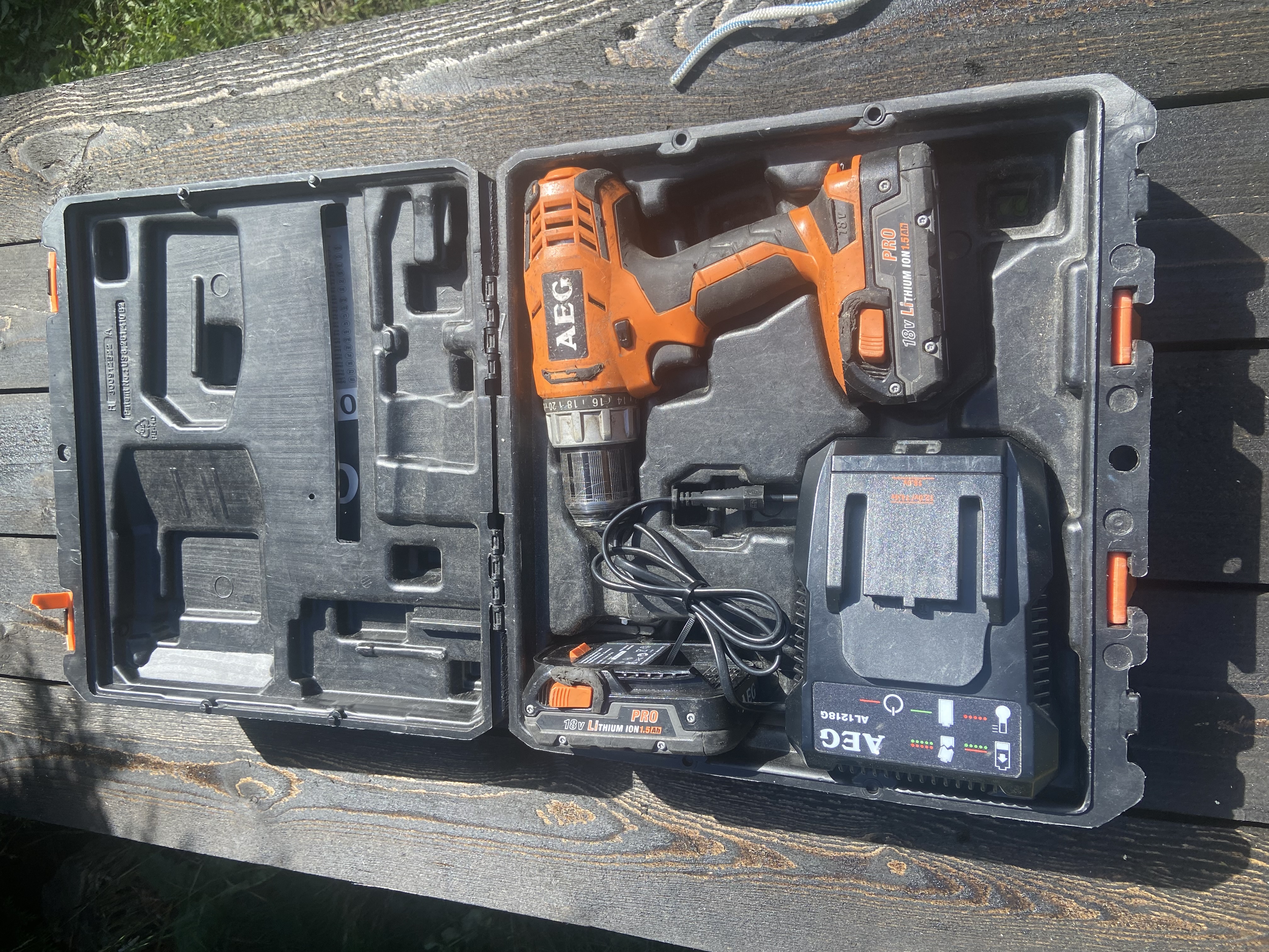 Aeg 18v skruvdragare med batteri, laddare och väska