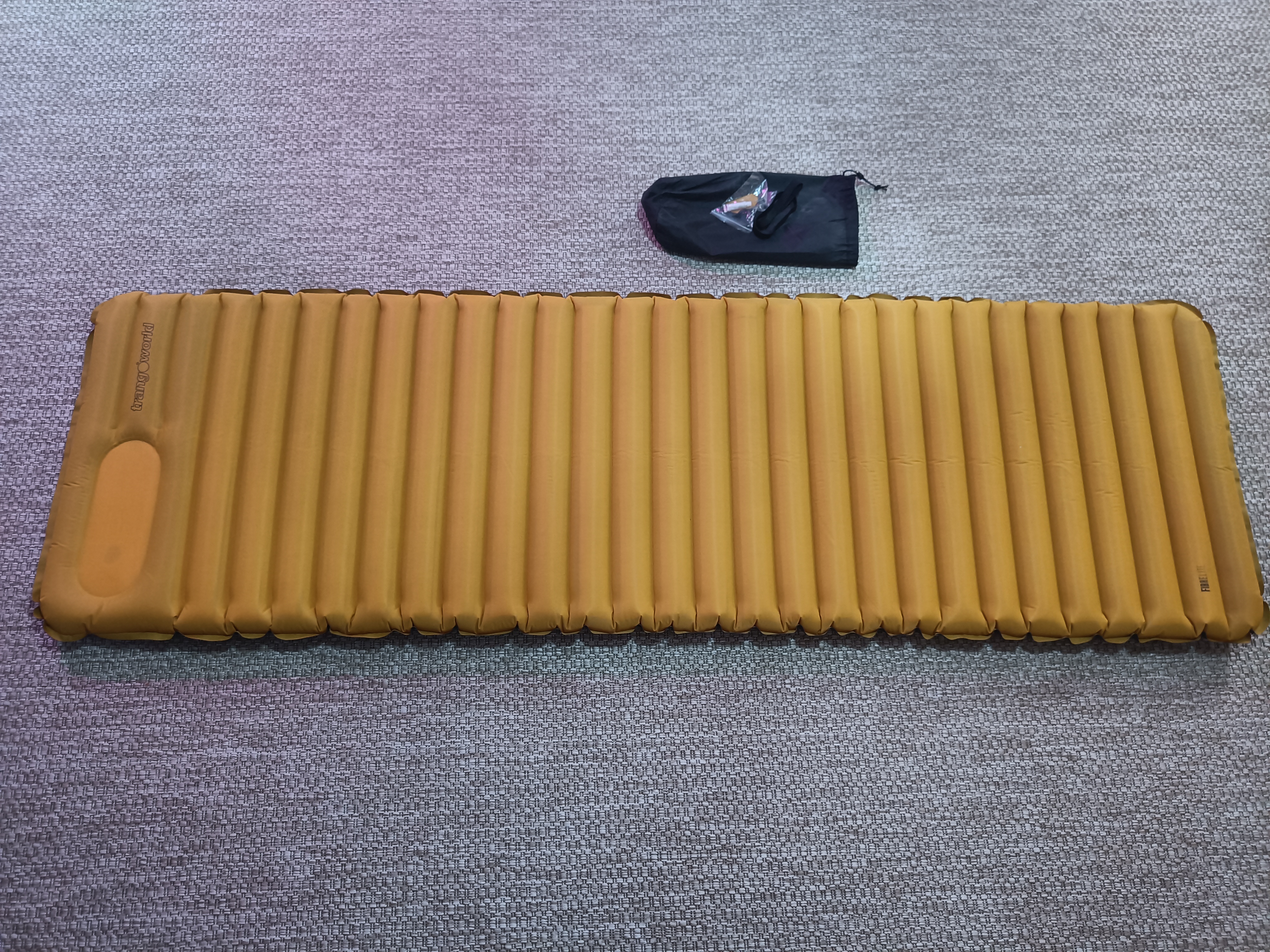 Ilmatäytteinen makuualusta trangoworld