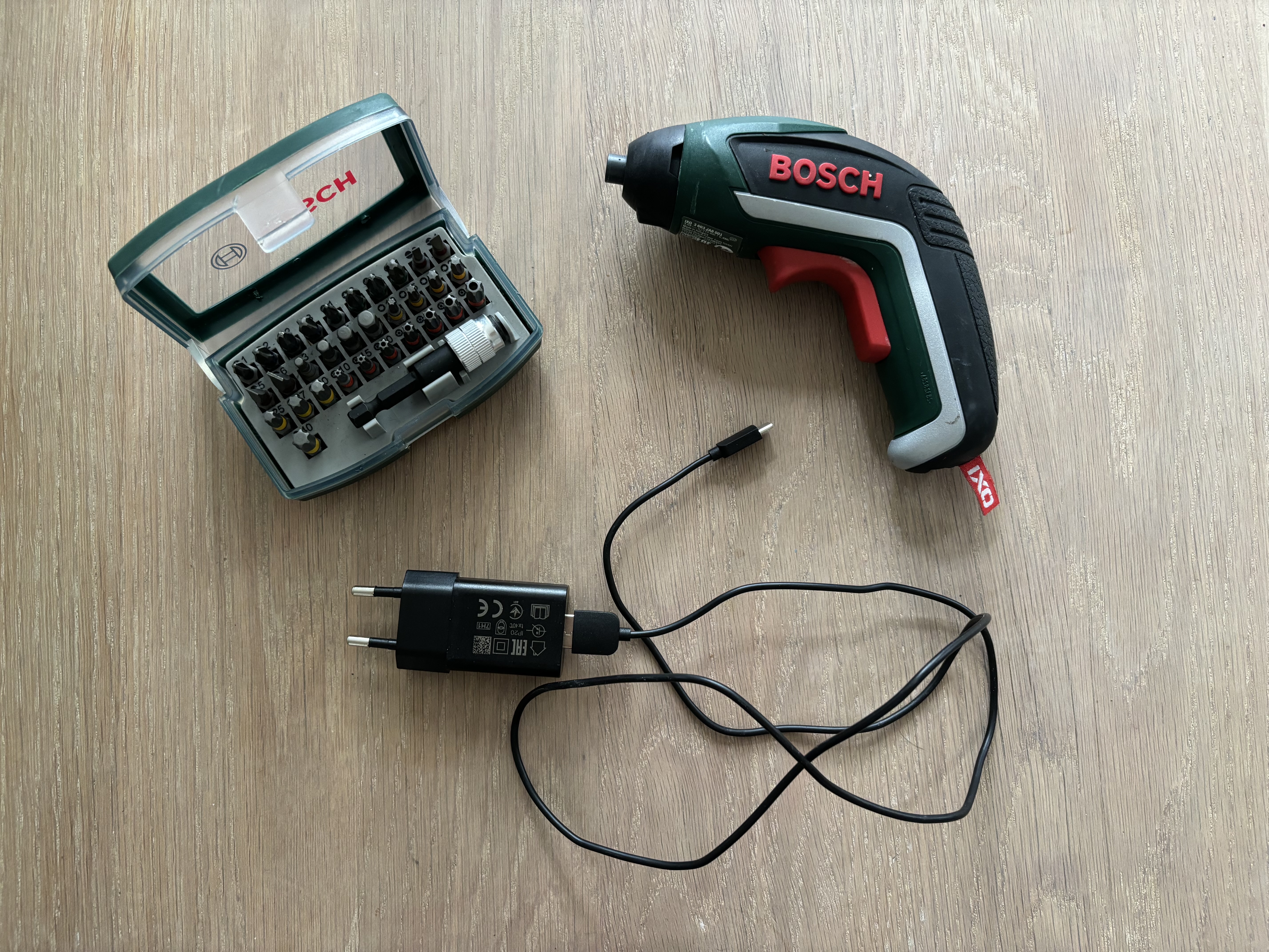 Liten batteridriven skruvdragare, inkl bits
