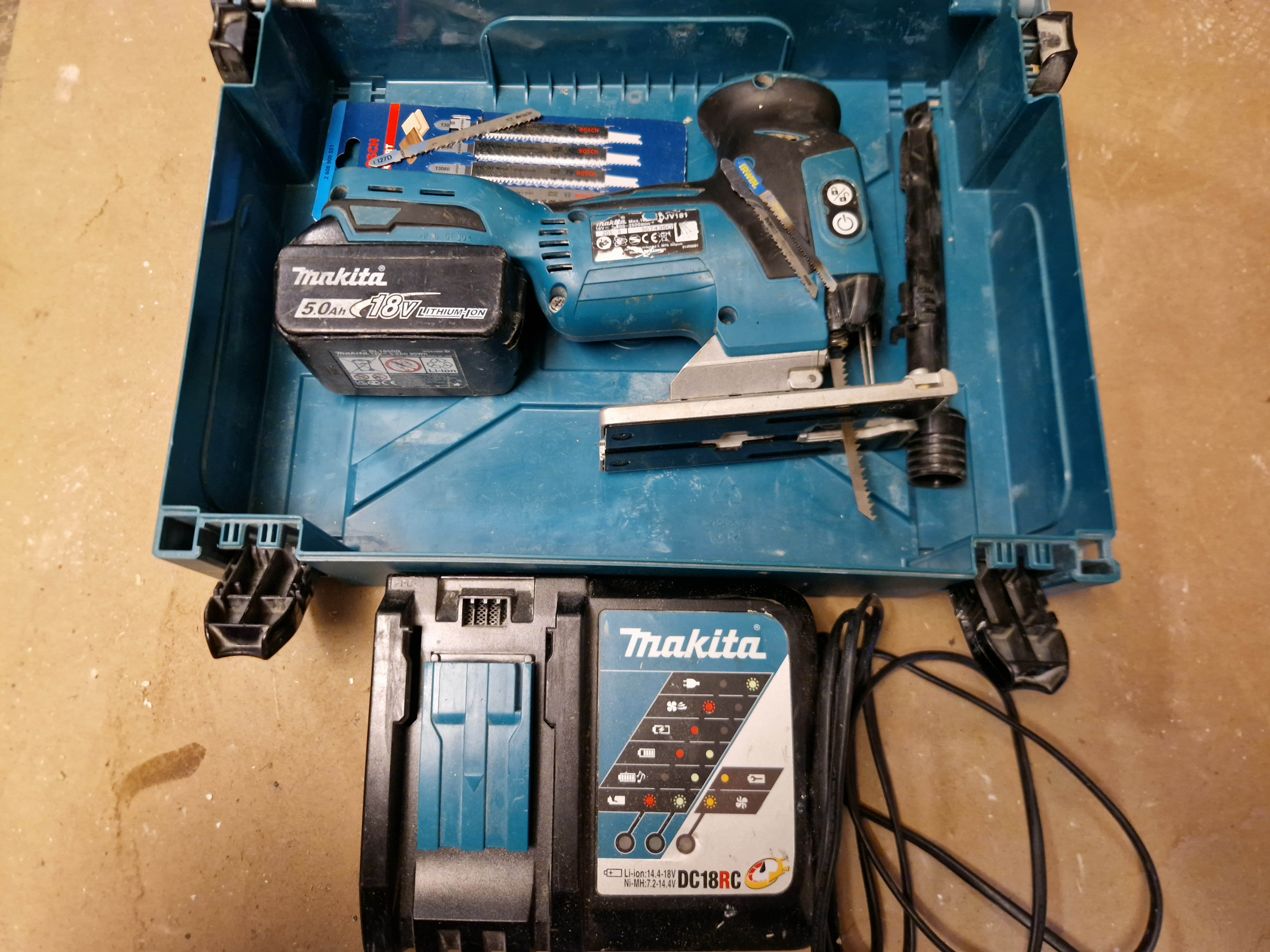 Makita sticksåg djv181 med sågblad