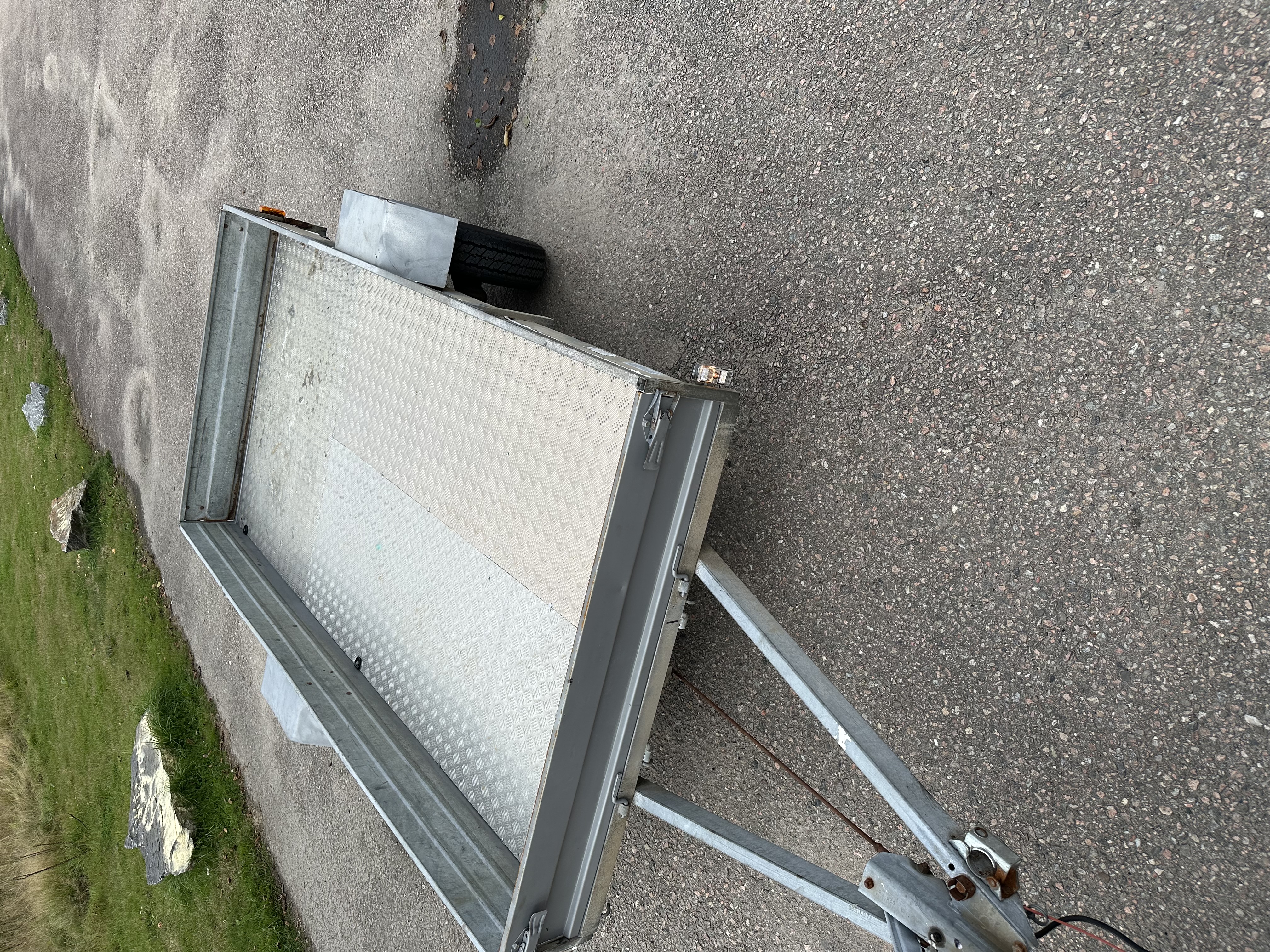 Släpvagn bromsad