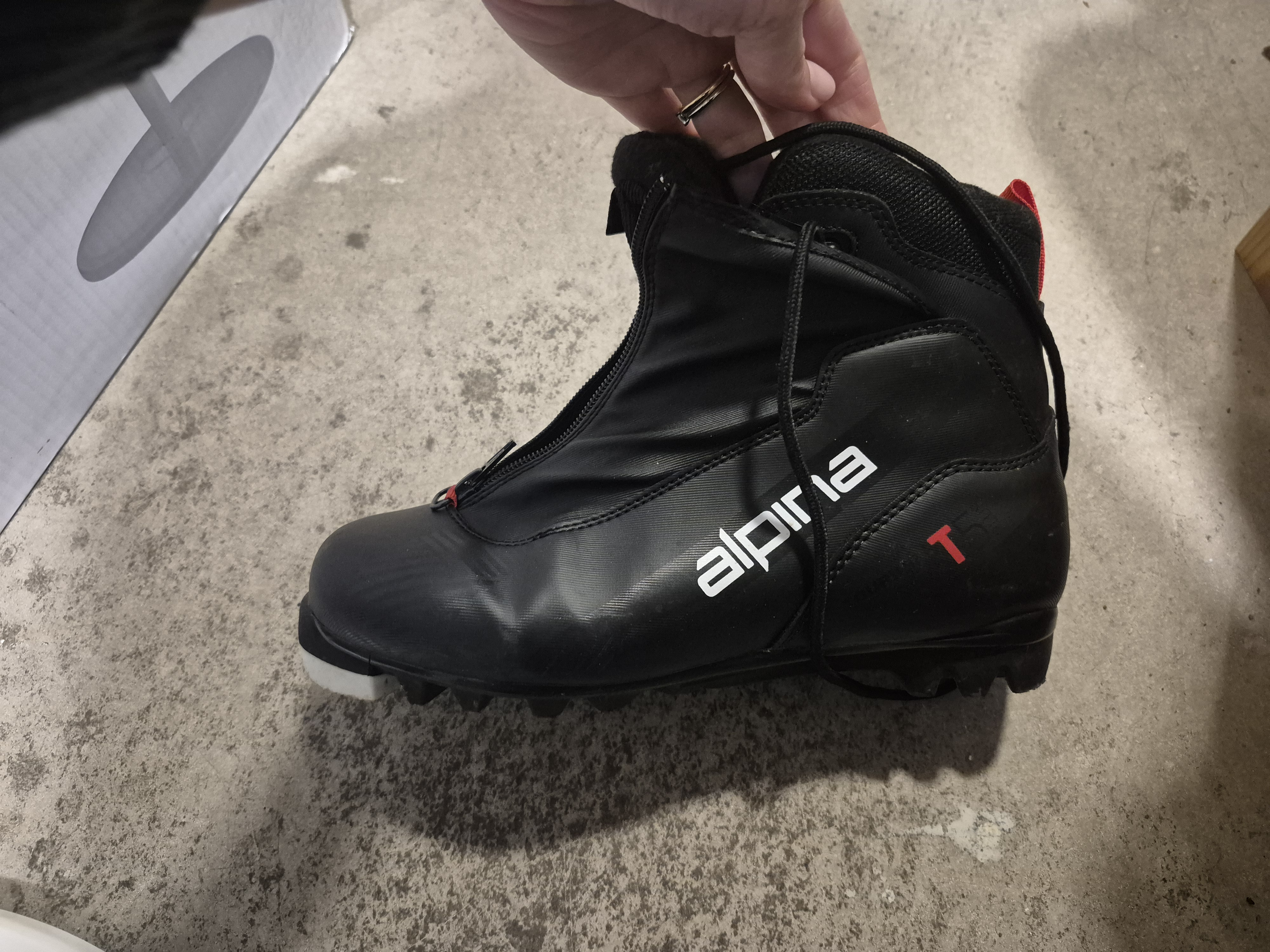 Vanlige langrennski pakke: ski+stovler str.39 + staver 