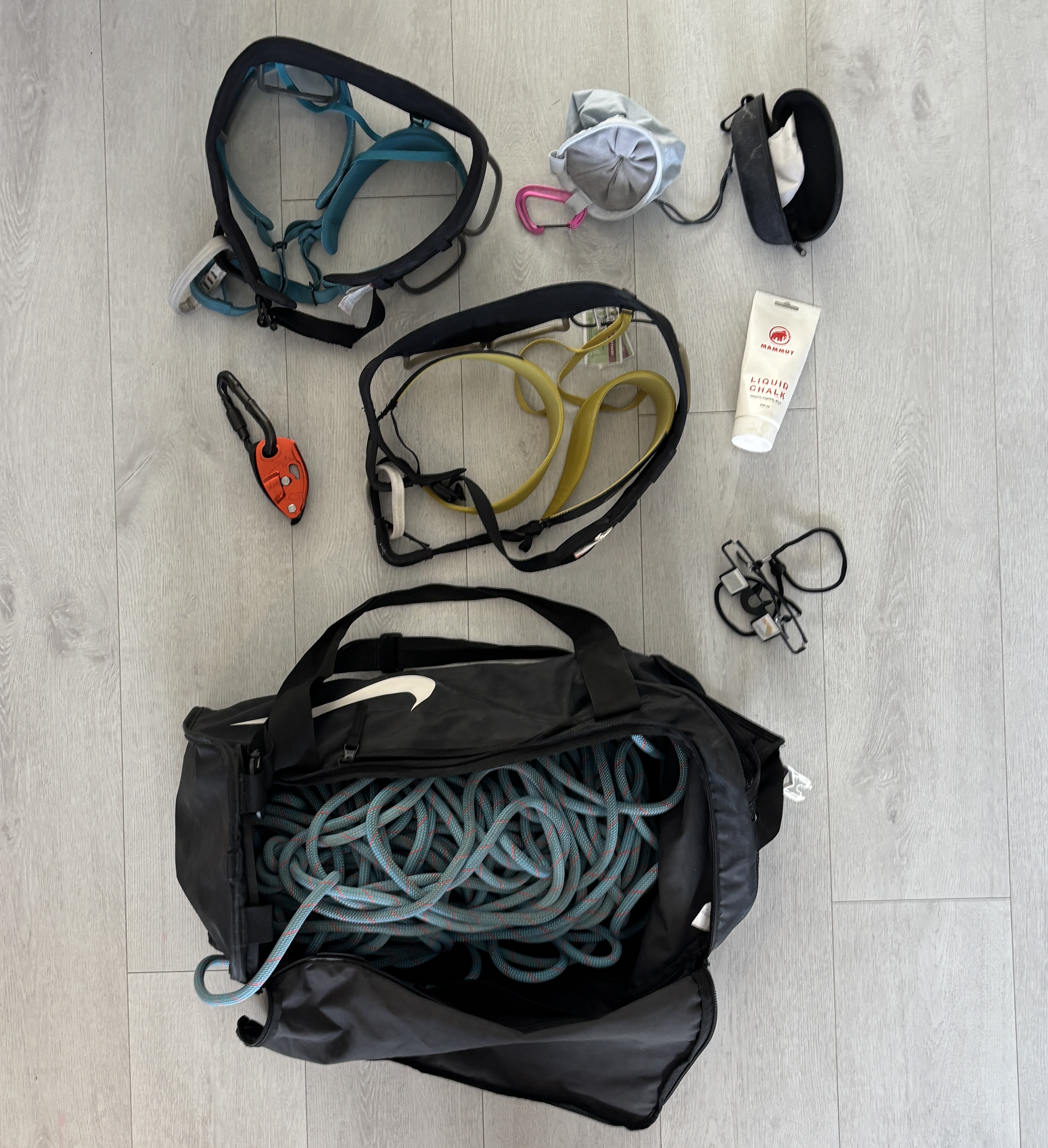 Klatreutstyr: seler,  tau,  grigri, prismebriller, kalk