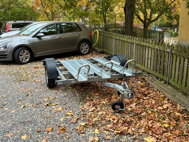 Stabilt och lättkört mc-släp för smidig transport