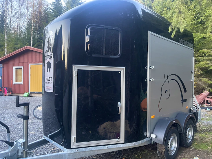 Cheval liberté g0ld 2024, 2 hästar sadelkammare b-körkort