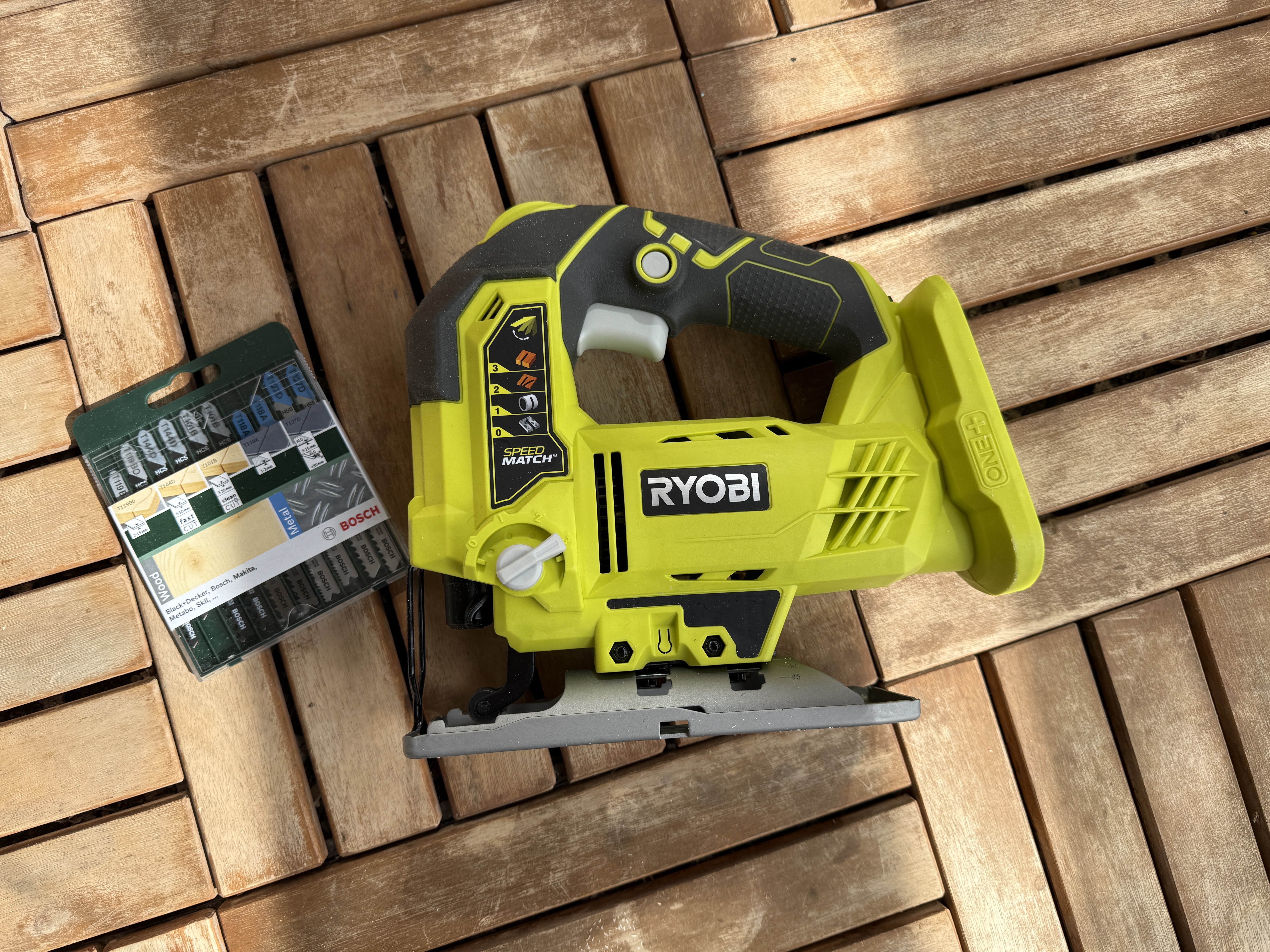 Ryobi stikksag med flere blader