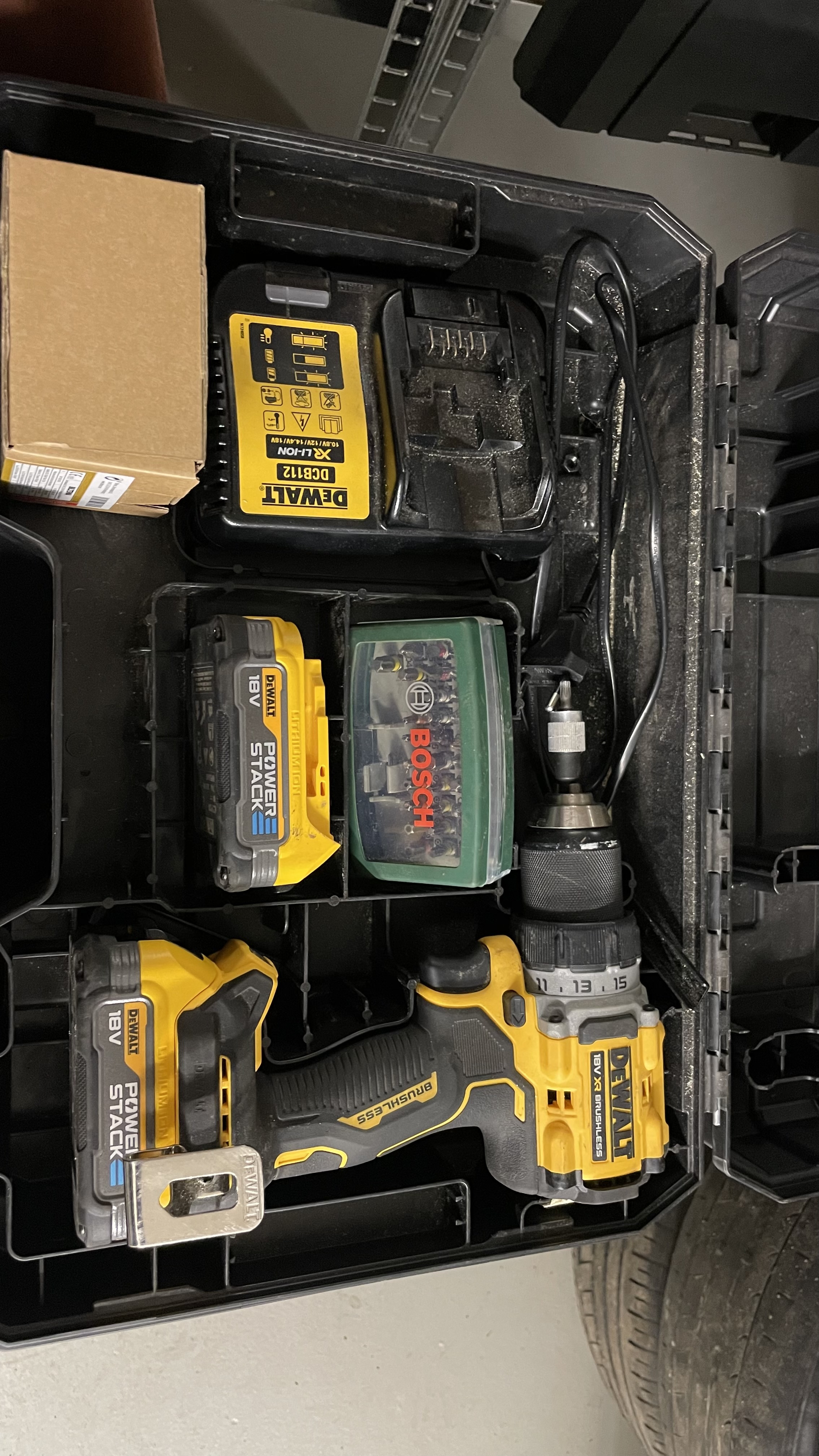 Drill med 2x batteri og lader 