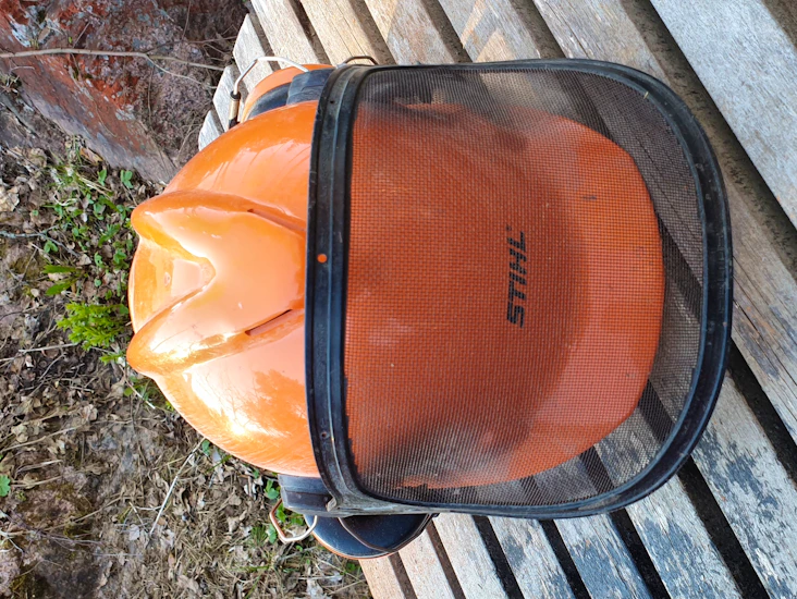 Metsurikypärä kuulosuojaimilla