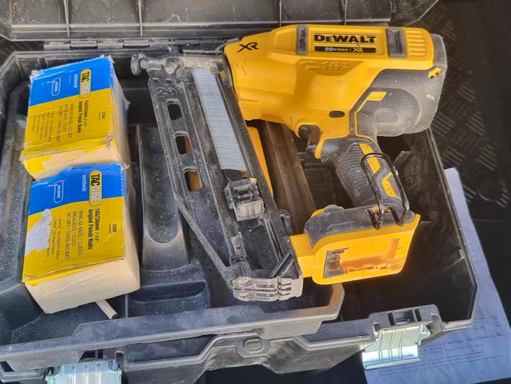 Dewalt 16ga 20v first fix nail gun with battery and charger