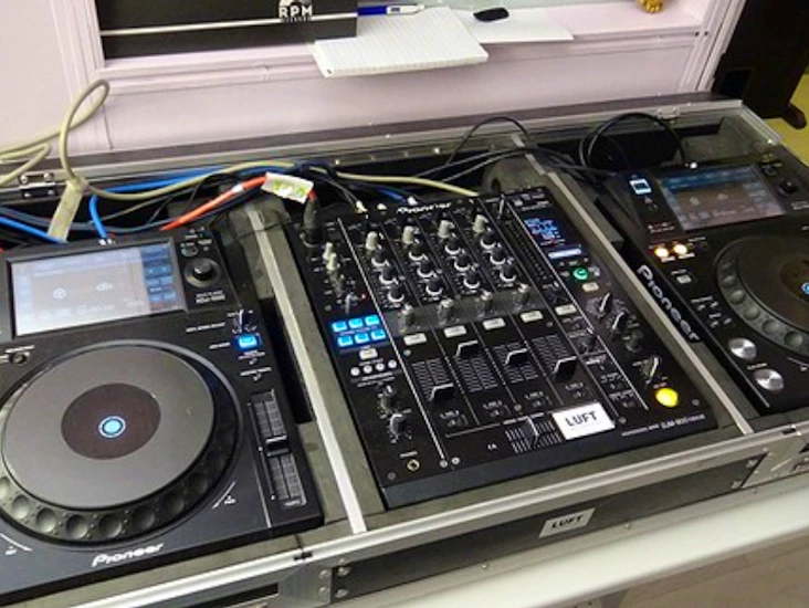 Complete dj-rig for hire