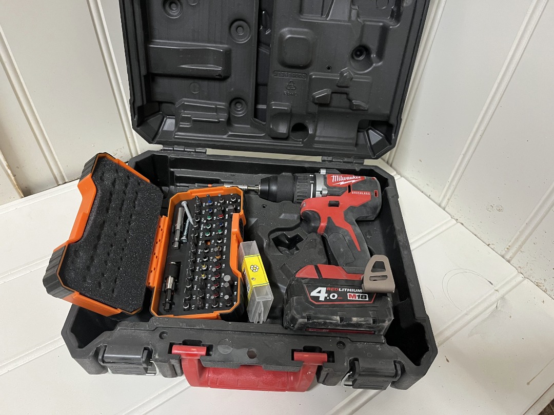 Milwaukee batteridrill og slagskrutrekker