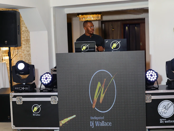 Dj for event (disc jockey)