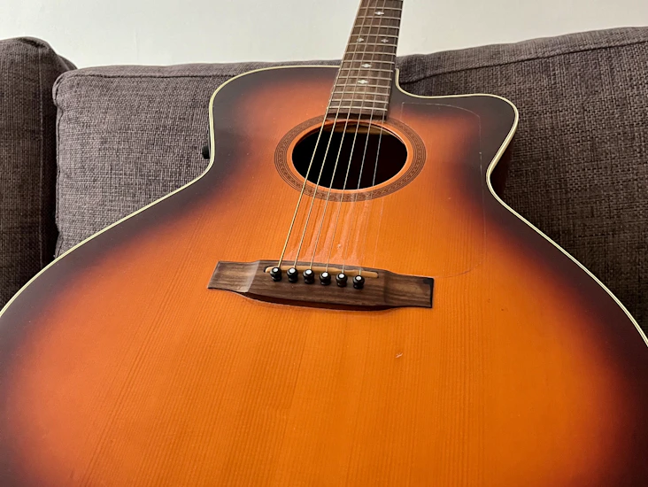 Landola halvakustisk gitarr