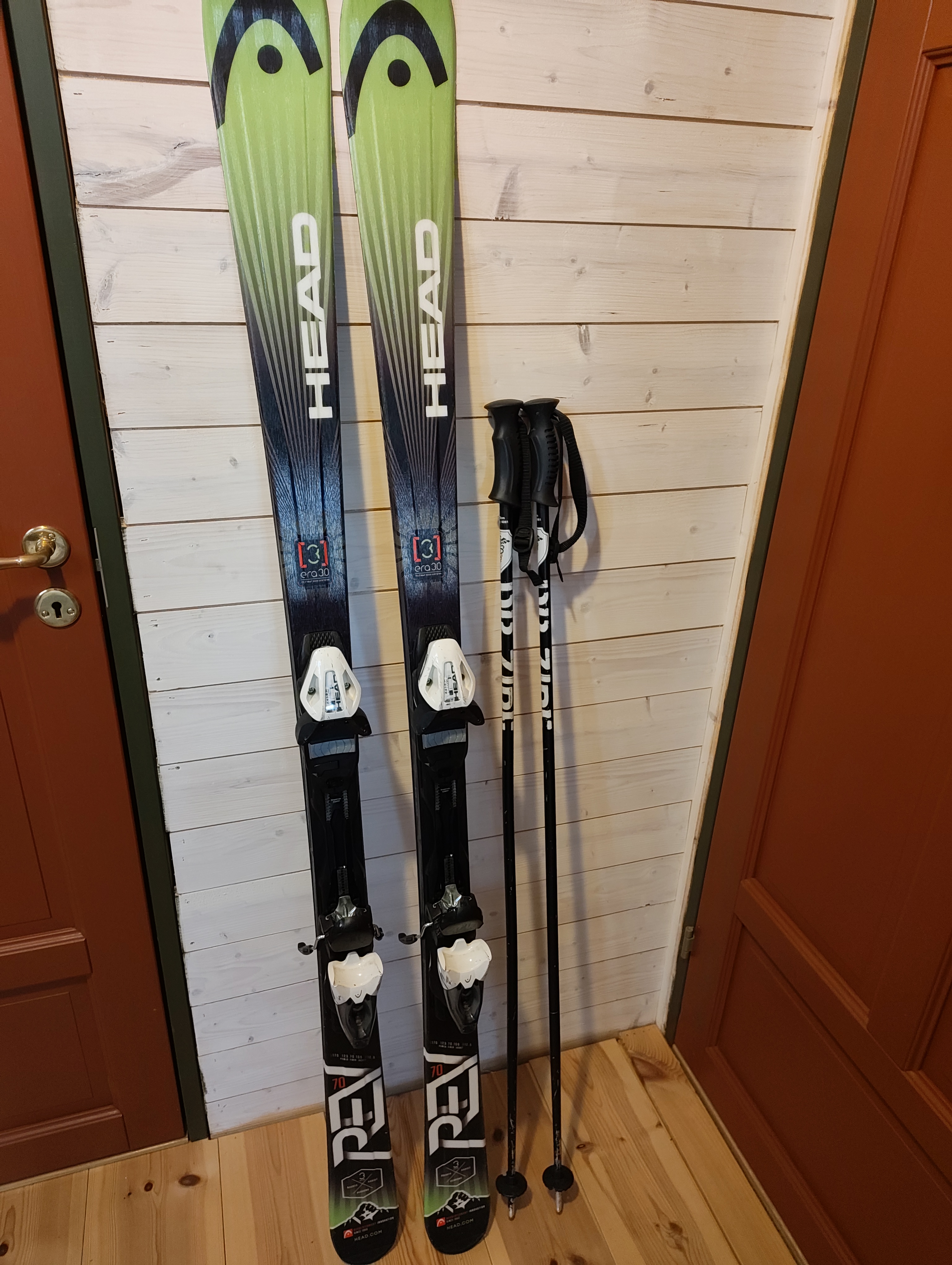 Alpinskidor head era 3.0, längd 170 cm, med stavar 125 cm.