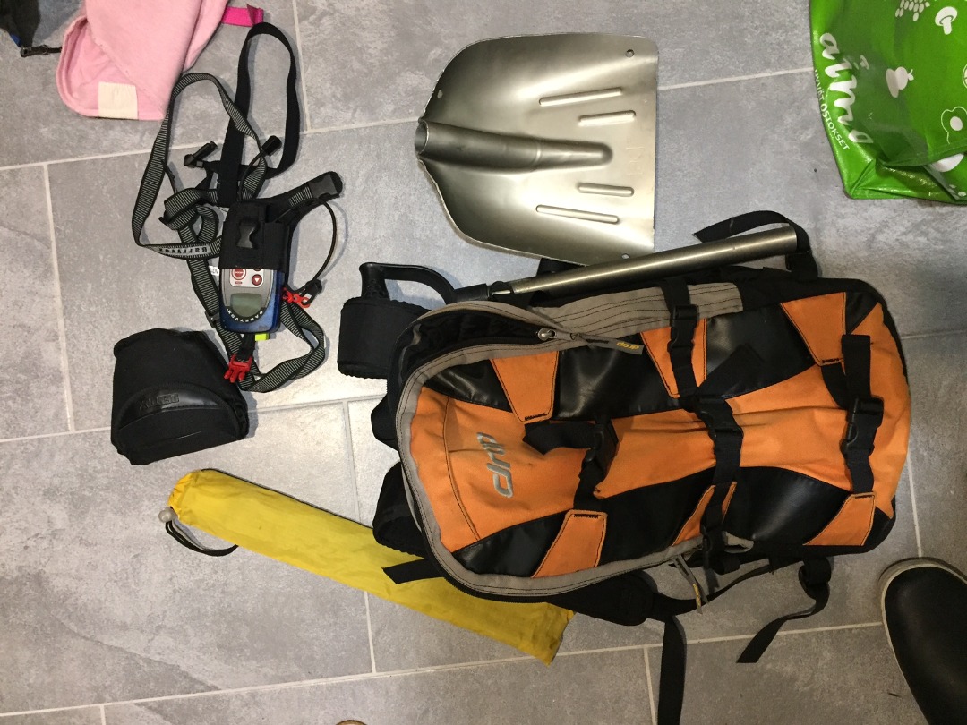 Lumivyöryreppu, sondi, lapio ja piippari