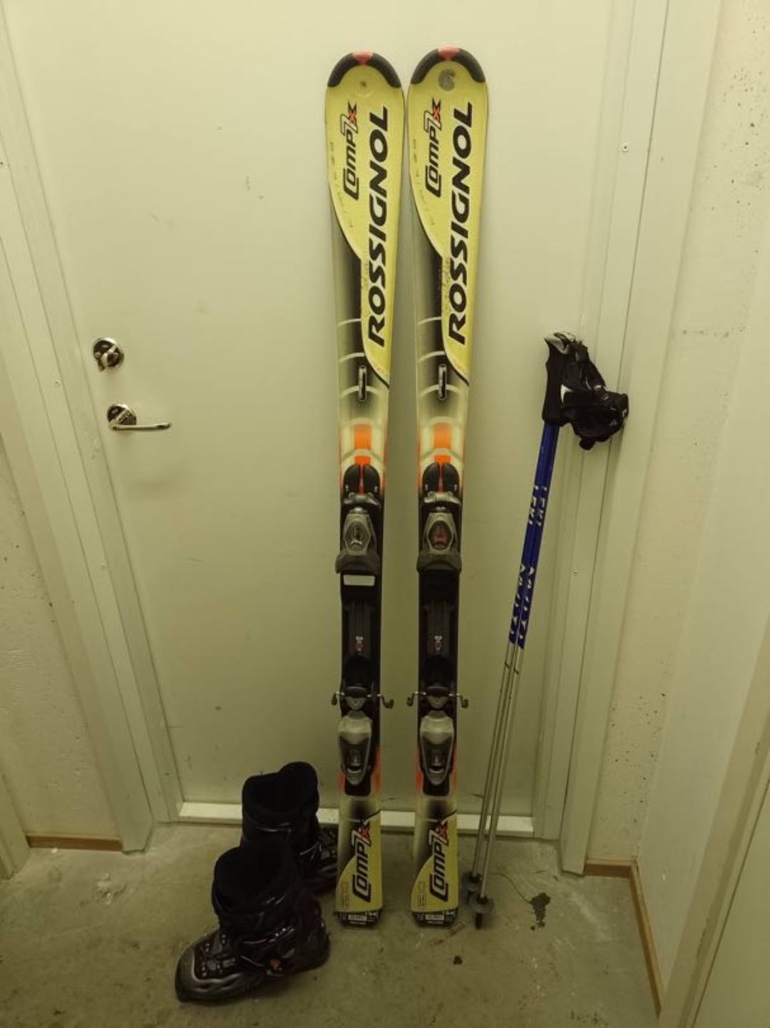Alpinskidor 154 cm, pjäxor, stavar 