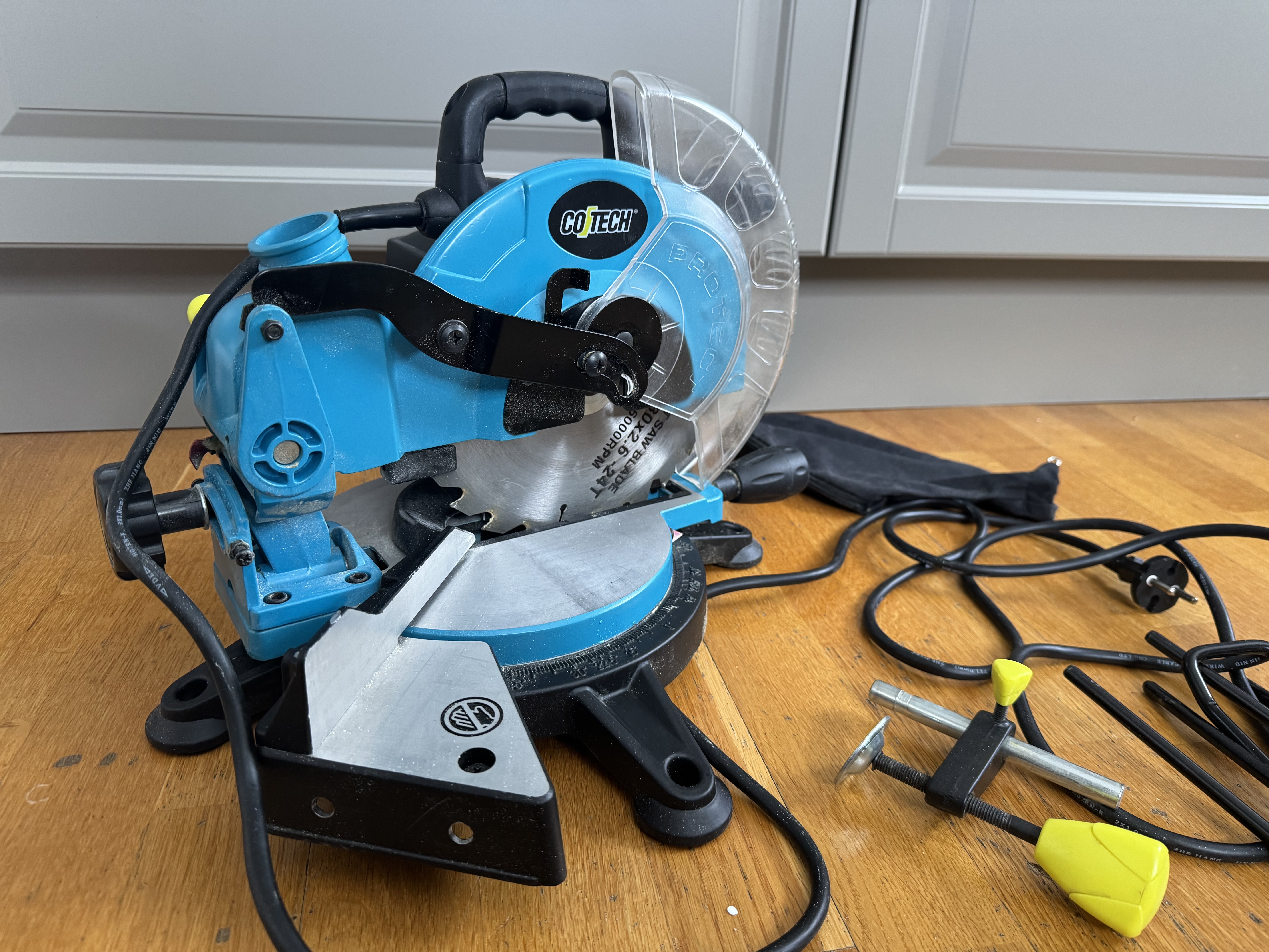 Kapp- og gjærsag 210 mm – perfekt til lister, gulv og terrasse