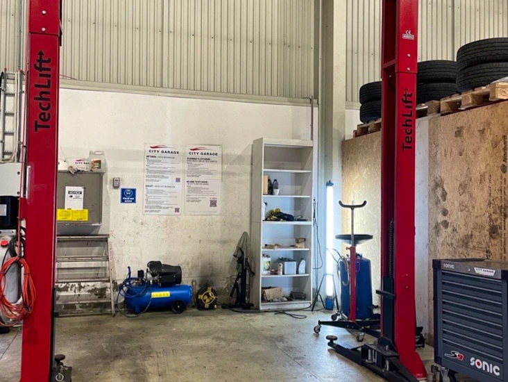 Løftebukk for bil med verktøy