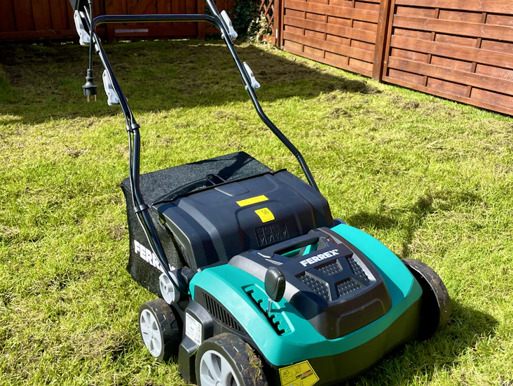 Vertikalskærer / plænelufter til leje