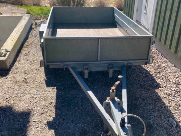 Obromsad släpkärra med tipp