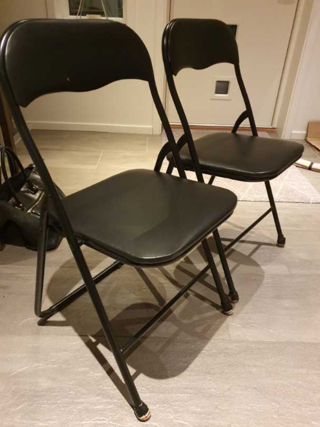 14 svarte klappstoler