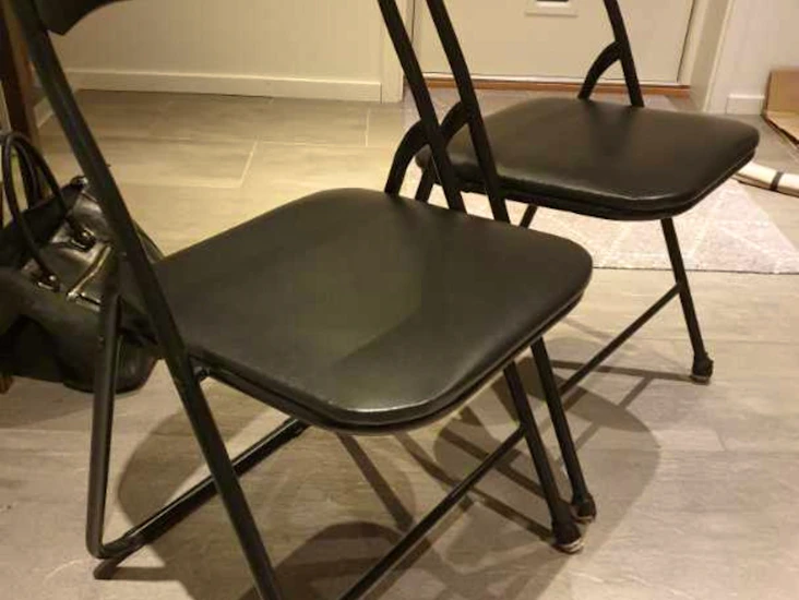 14 svarte klappstoler