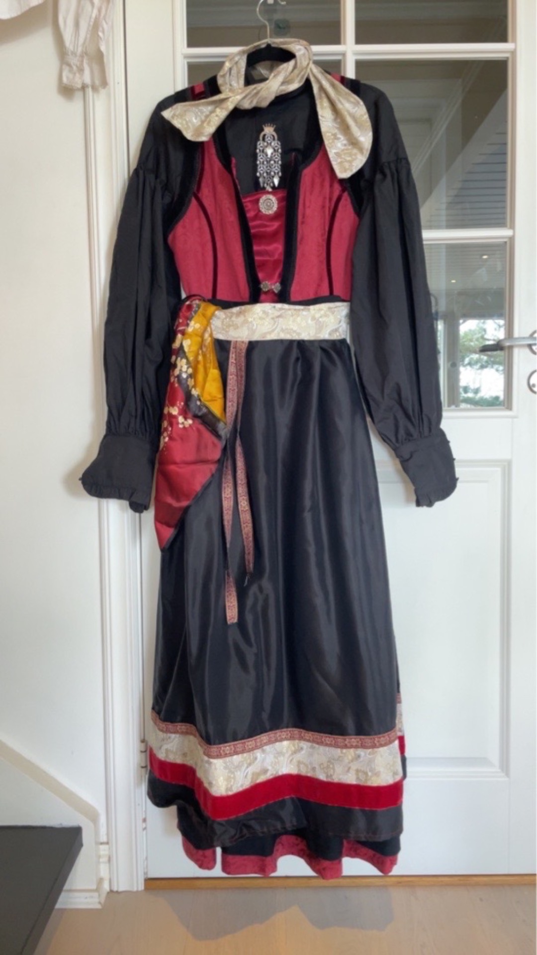 Redesignet festdrakt