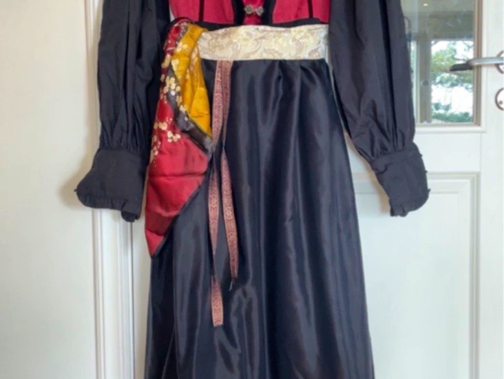 Redesignet festdrakt