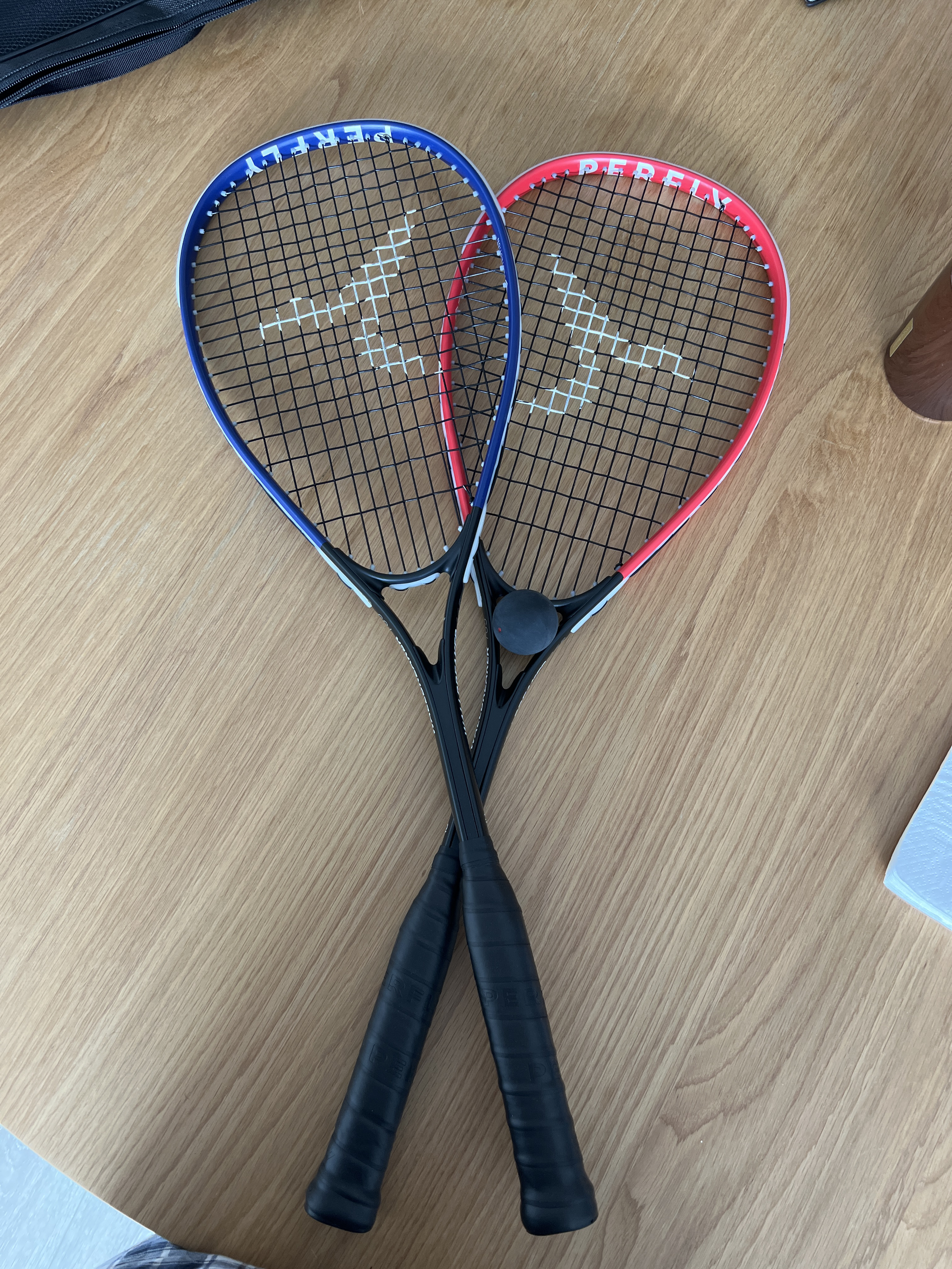 2 squashracketer til utleie – ball inkludert