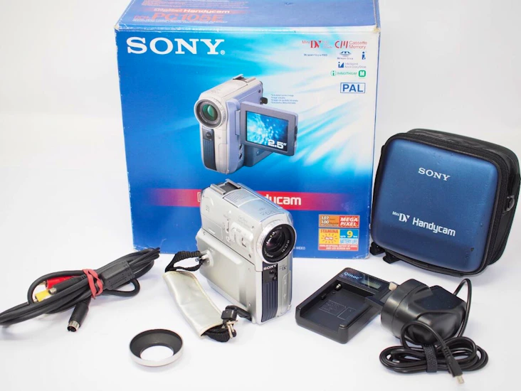 Sony handycam dcr-pc105e with accessories