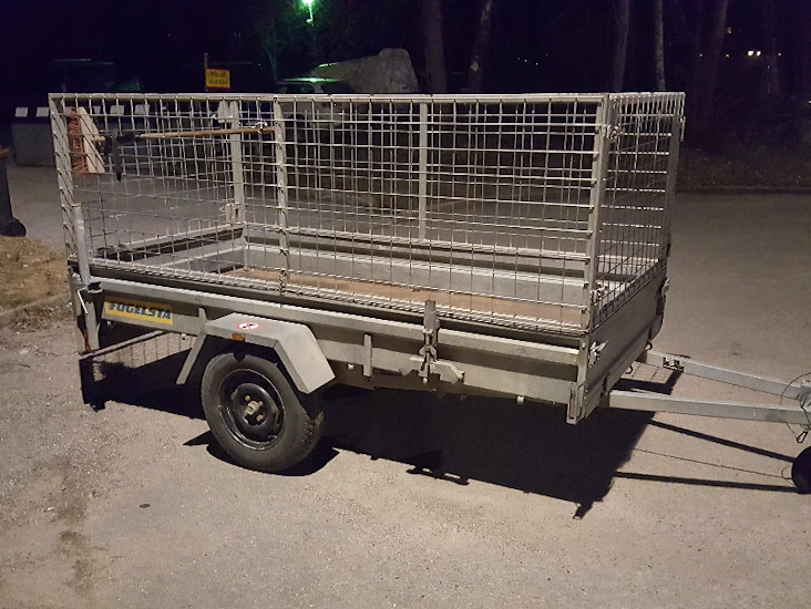 Öppen bromsad gallersläpvagn fogelsta