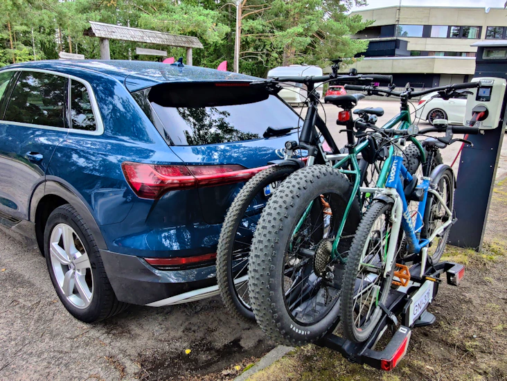 Tukeva ja helppo thulen teline kolmelle pyörälle