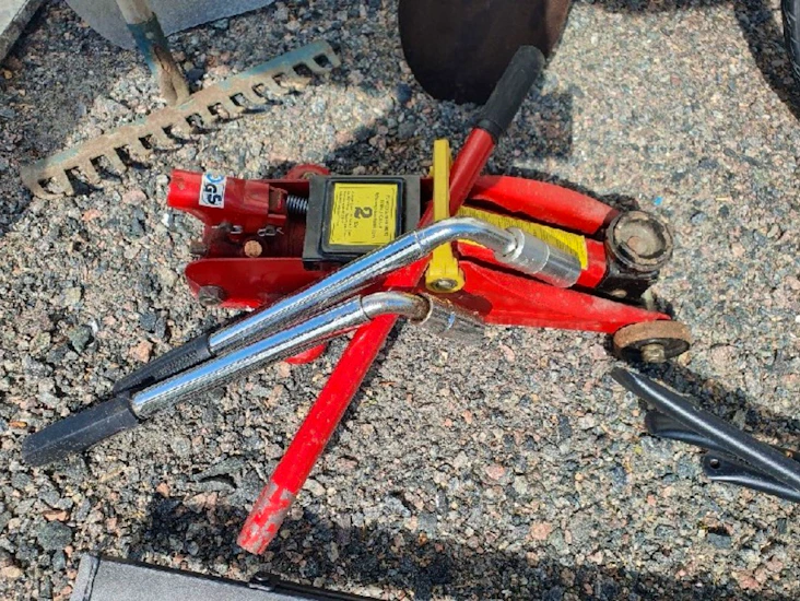 2t domkraft + hjulmutternyckel