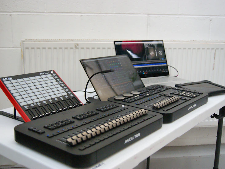 Avolites t3 + wing - titan v17 - compact lighting desk