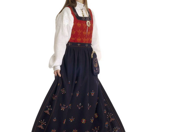 Søre sunnmøre bunad til leie