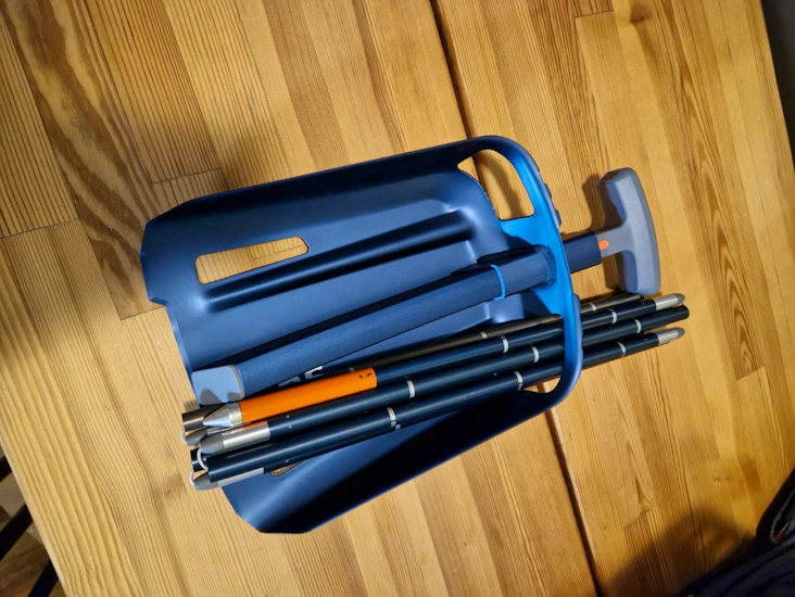 Lapio ja sondi lumivyöryvarusteet