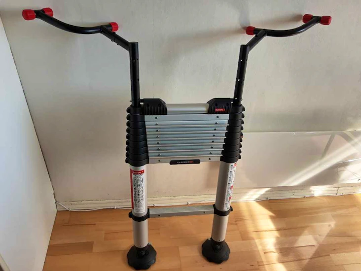 Teleskopstige med justerbare føtter