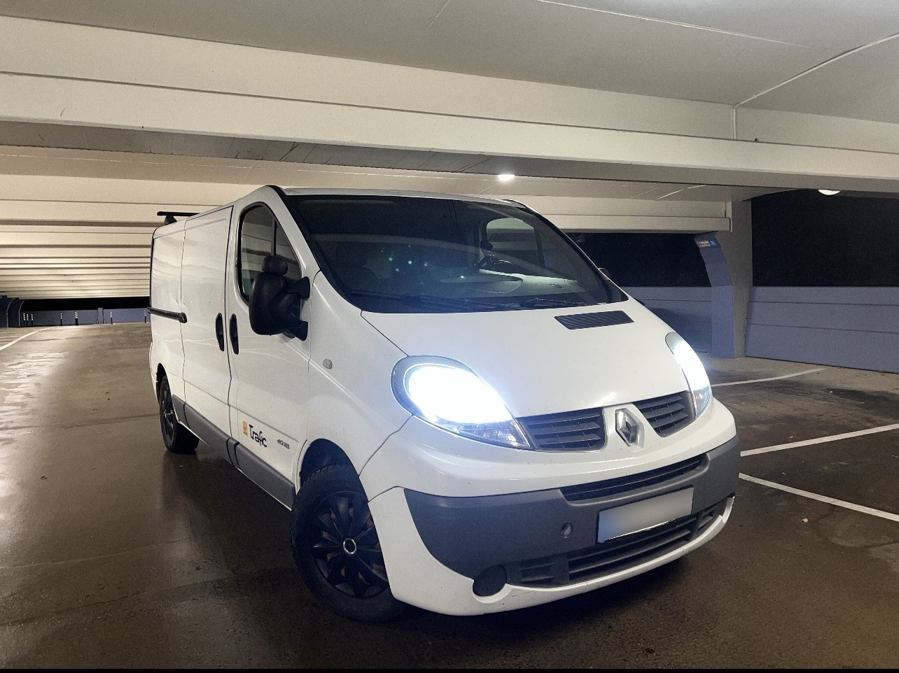 Flyttbil renault trafic skåpbil, ledig