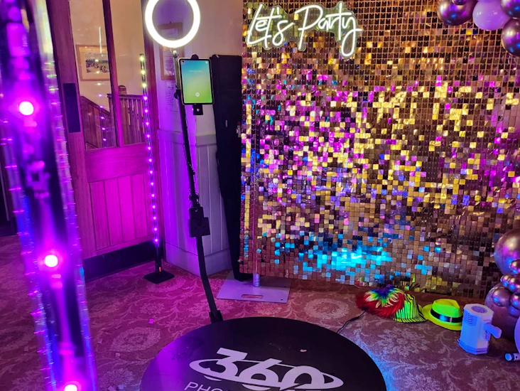 Hyr 360° videobås – slowmotion, overlays & minnen för livet | swedish photo booth ab