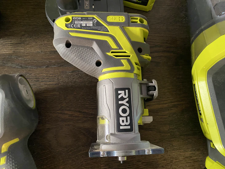Ryobi håndoverfres 18 v med bits til fres