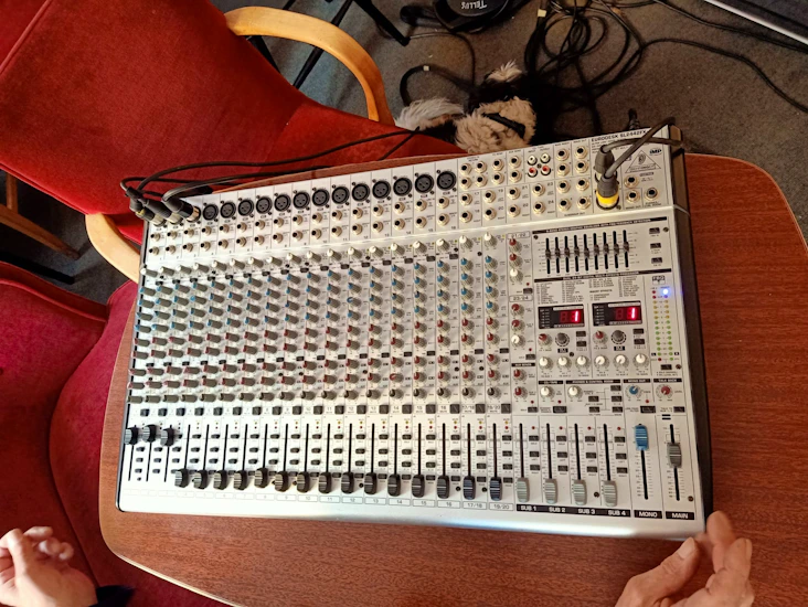 Mixerbord 24 kanaler behringer eurodesk mixer analoga konserter - xlr o fantom