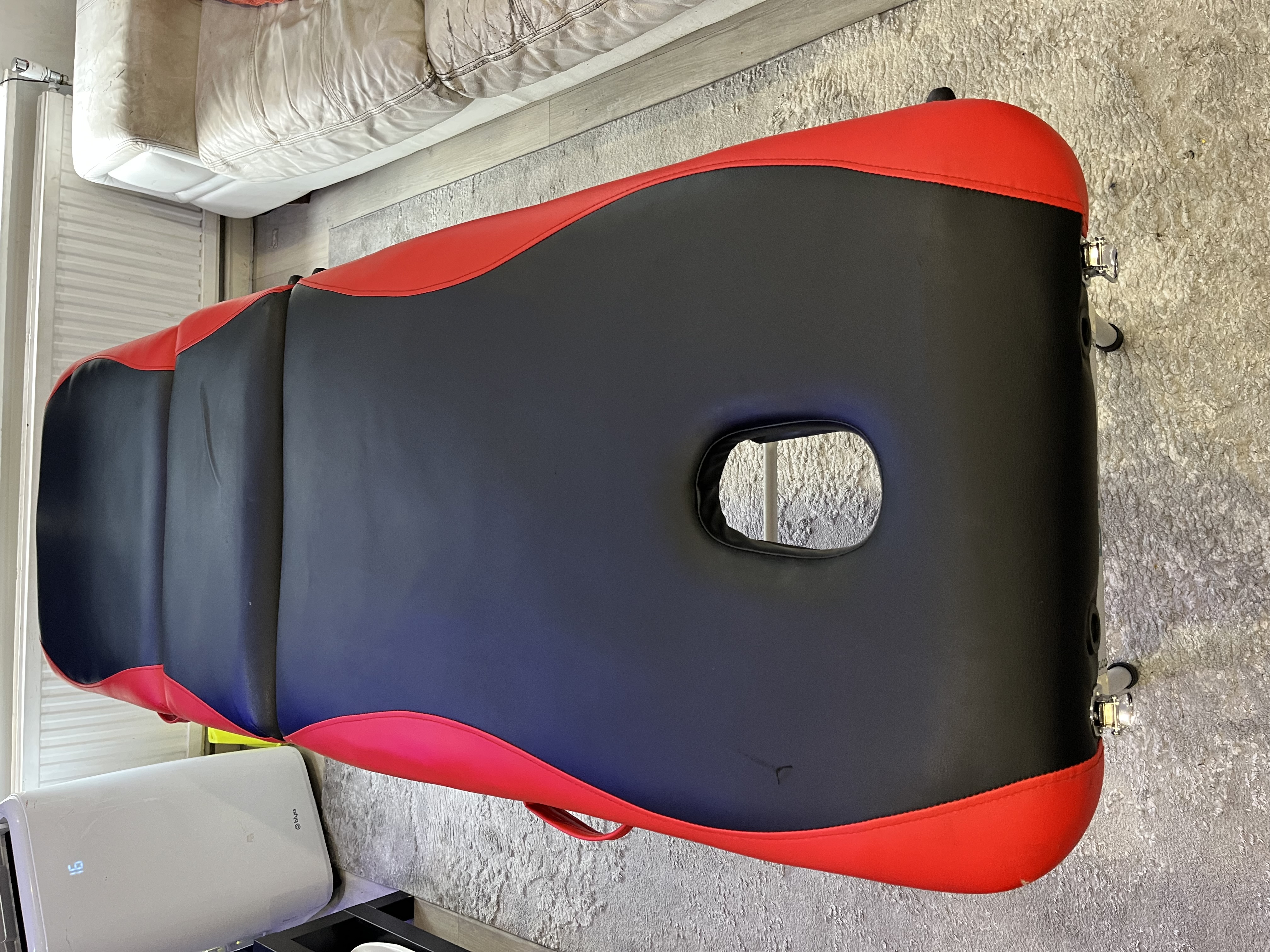 Portable massage table – black & red