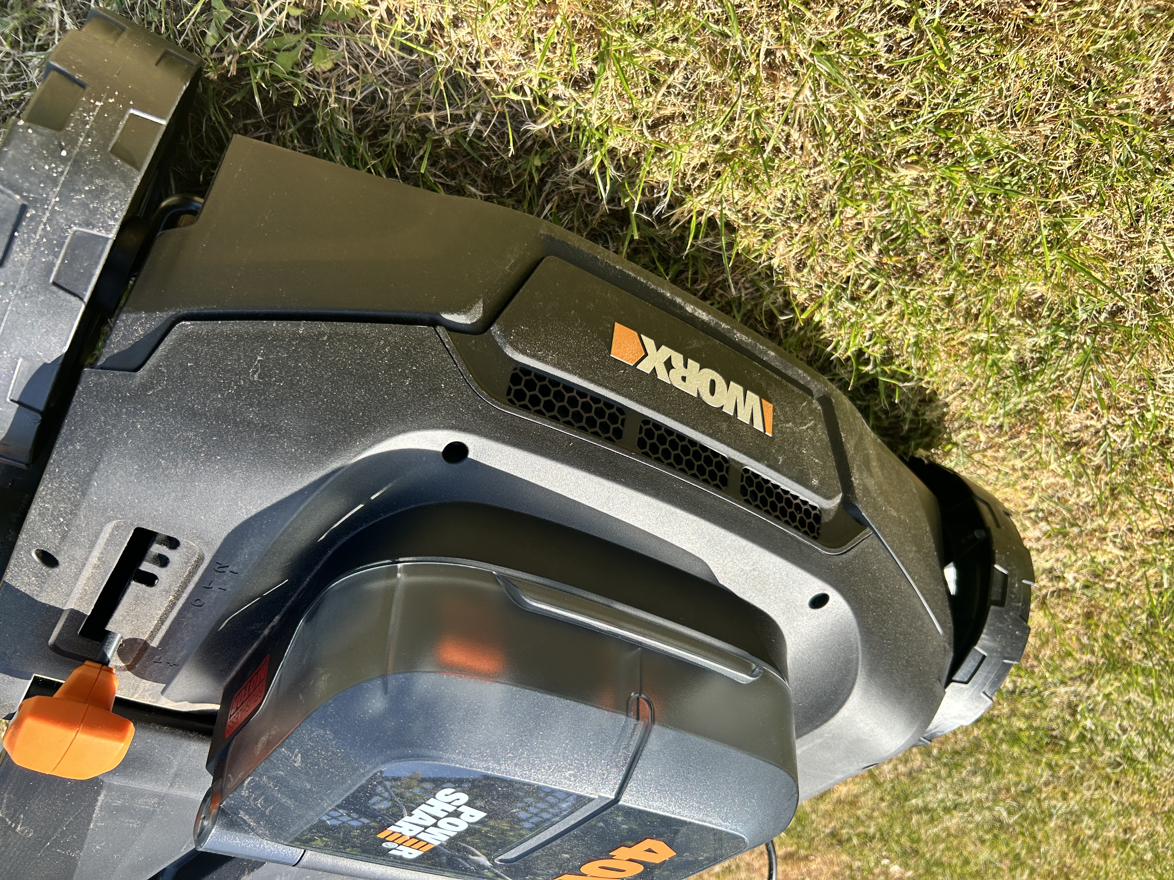 Cordless scarifier aerator