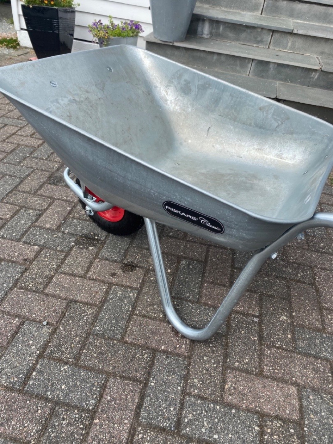 Solid og stor trillebår