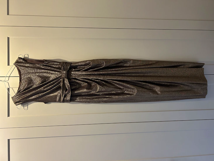 Guldglittrig klänning från hobbs